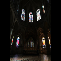 Linz, Maria-Empfngnis-Dom, Bunte Glasfenster im Chorraum