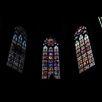 Linz, Maria-Empfngnis-Dom, Bunte Glasfenster in der Apsis