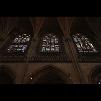Linz, Maria-Empfngnis-Dom, Einige der bunten Glasfenster im Triforium