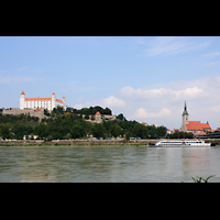 Bratislava (Pressburg), Dm sv. Martina (Dom St. Martin), Blick vom Petrzalka (Engerau) auf den Dom und die Burg