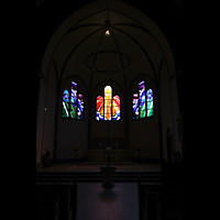 Berlin, Auenkirche, bunte Chorfenster
