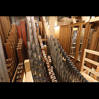Berlin, Auenkirche, Holzpfeifen links: 16'-Pedalregister, Mitte: Groe Hauptwerkslade mit Tuba 16' und 8'-Registern, rechts: Trompete 8'