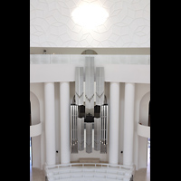 Berlin, St. Hedwigs-Kathedrale, Blick vom Kuppelumgang in die Kirche und zur Orgel mit Sonnenreflexion