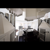 Berlin, St. Hedwigs-Kathedrale, Blick �ber den Spieltisch und das R�ckpositiv in die Kirche