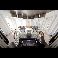 Berlin, St. Hedwigs-Kathedrale, Blick �ber den Spieltisch und das R�ckpositiv in die Kirche