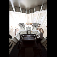 Berlin, St. Hedwigs-Kathedrale, Blick �ber den Spieltisch und das R�ckpositiv nach unten in die Kirche