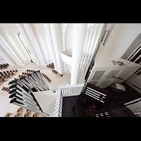 Berlin, St. Hedwigs-Kathedrale, Seitlicher Blick �ber Spieltisch und R�ckpositiv nach unten in die Kirche