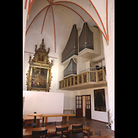 Hamburg, Hauptkirche St. Jacobi, Steinstraenschifforgel als Teil der Kemper-Orgel von 1960 und Rogge-Epitaph