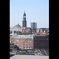 Hamburg, Hauptkirche St. Michaelis ('Michel'), Blick von der Dachterrasse der Elbphilharmonis auf den Michel (St. Michaelis)