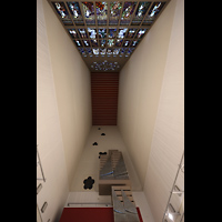 Hamburg, Hauptkirche St. Nikolai, Taufkapelle mit Coester-Fenster und Orgel; Blick nach oben