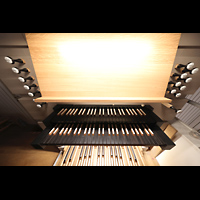 Hamburg, Hauptkirche St. Nikolai, Spieltisch der Orgel in der Taufkapelle