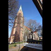 Schleswig, Dom St. Petri, Blick von S�dwesten auf den Turm und das s�dliche Seitenschiff