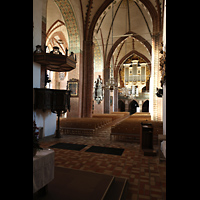 Schleswig, Dom St. Petri, Seitlicher Blick vom Hauptschiff auf Kanzel und Orgel