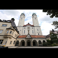Vilshofen, Benediktinerabtei St. Trinitatis, Doppelturmfassade mit Hauptportal