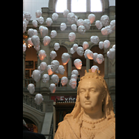 Glasgow, Kelvingrove Museum, Concert Hall, Schwebende Kpfe ber der Queen Victoria