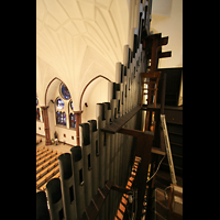 Berlin, Heilig-Kreuz-Kirche, Blick ber die Prospektpfeifen in die Kirche