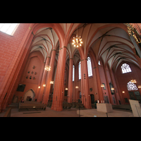 Frankfurt am Main, Kaiserdom St. Bartholomus, Innenraum in Richtung Nordquerhaus und Langhaus