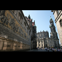Dresden, Kathedrale (ehem. Hofkirche), Wandbild 'Frstenzug' in der Augustusstrae mit Blick auf die Kathedrale
