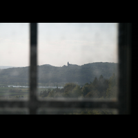 Bad Staffelstein, Wallfahrts-Basilika, Blick durch das Fenster ber der Orgel zum Kloster Banz