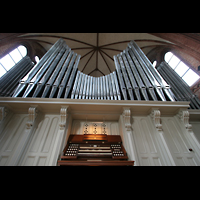 Berlin, Heilig-Kreuz-Kirche (Kirche zum Heiligen Kreuz), Spieltisch und Orgel