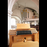 Dachau, St. Jakob, Elektrischer Spieltisch mit Blick zur Orgel