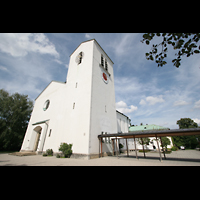 Mnchen (Munich), Pfarrkirche Heilige Familie, Fassade mit Turm