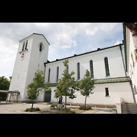 Mnchen (Munich), Pfarrkirche Heilige Familie, Ansicht vom Kirchhof aus