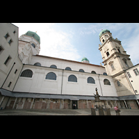 Passau, Dom St. Stephan, Domhof mit Blick aufs Seitenschiff, Kuppel und Trmen