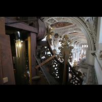 Passau, Dom St. Stephan, Blick ber einen Pedalturm in die Kirche