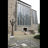 Dlmen, Heilig-Kreuz-Kirche, Auenansicht des Chorraums und der Gedenksttte von der Seite