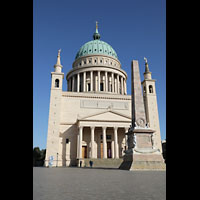 Potsdam, St. Nikolai, Fassade mit Obelisk im Vordergrund