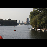 Berlin, St. Nikolai, Blick von der Havel auf Spandau, links der Turm der Nikolaikirche