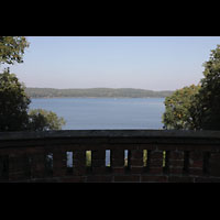 Berlin, St. Peter & Paul auf Nikolskoe (Wannsee), Blick vom Kirchvorplatz auf die Havel