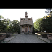 Berlin, St. Peter & Paul auf Nikolskoe (Wannsee), Kirche mit Vorplatz