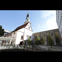 Stuttgart, Hospitalkirche, Fassade und Vorhof mit Rest der im 2. Weltkrieg zerstrten Auenmauer des Langhauses