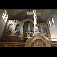 Stuttgart, Markuskirche, Orgel mit Kruzufix im Vordergrund