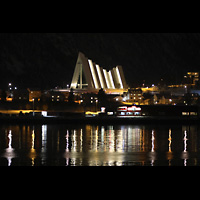 Troms, Ishavskatedralen (Eismeer-Kathedrale), Ansicht vom Hafen / Hurtigruten-Anleger bei Nacht