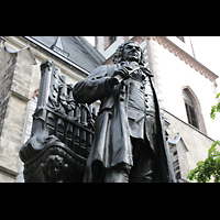 Leipzig, Thomaskirche, Bach-Denkmal for der Kirche