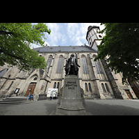 Leipzig, Thomaskirche, Seitenansicht mit Turm und Bach-Denkmal