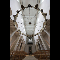 Hildesheim, Mariendom, Innenraum in Richtung Orgel mit Heziloleuchter und Blick zur Decke