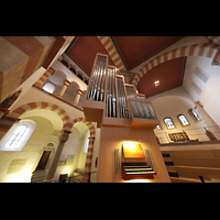 Hildesheim, St. Michaelis, Orgel mit Spieltisch und Blick in den Westchor