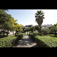 Tavira, Igreja de Santiago (So Tiago / St. Jakob), Jardim do Largo Dr. Jorge Correia, links die westliche Kirchen-Auenwand