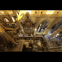 Sevilla, Catedral, Blick vom Dach der Evangelienorgel zur Epistelorgel und in den Chorraum