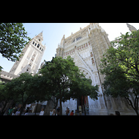 Sevilla, Catedral, Blick vom Orangenhof (patio de los naranjos) zum Querhaus und zur Giralda