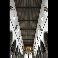 Ravensburg, Kath. Stadtkirche Liebfrauenkirche, Holzdecke und Figuren an der Obergadenwand