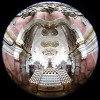 Weingarten, Basilika  St. Martin, Spieltisch mit Glockenspiel in Weintraubenform und Blick in die Kirche