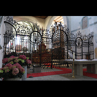 Reichenau, Mnster St. Maria und Markus Mittelzell, Barockes Chorgitter von 1746, dahinter der Heilig-Blut-Altar von 1739