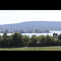 Reichenau, St. Peter und Paul Niederzell, Blick von Allensbachber den Bodensee zur Kirche Niederzell