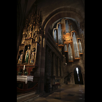 Freiburg, Mnster Unserer Lieben Frau, Blick vom nrdlichen Seitenschiff auf den Seitenaltar und zur Marienorgel