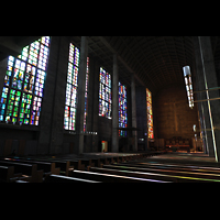 Basel, St. Antonius, Innenraum mit bunden Glasfenstern